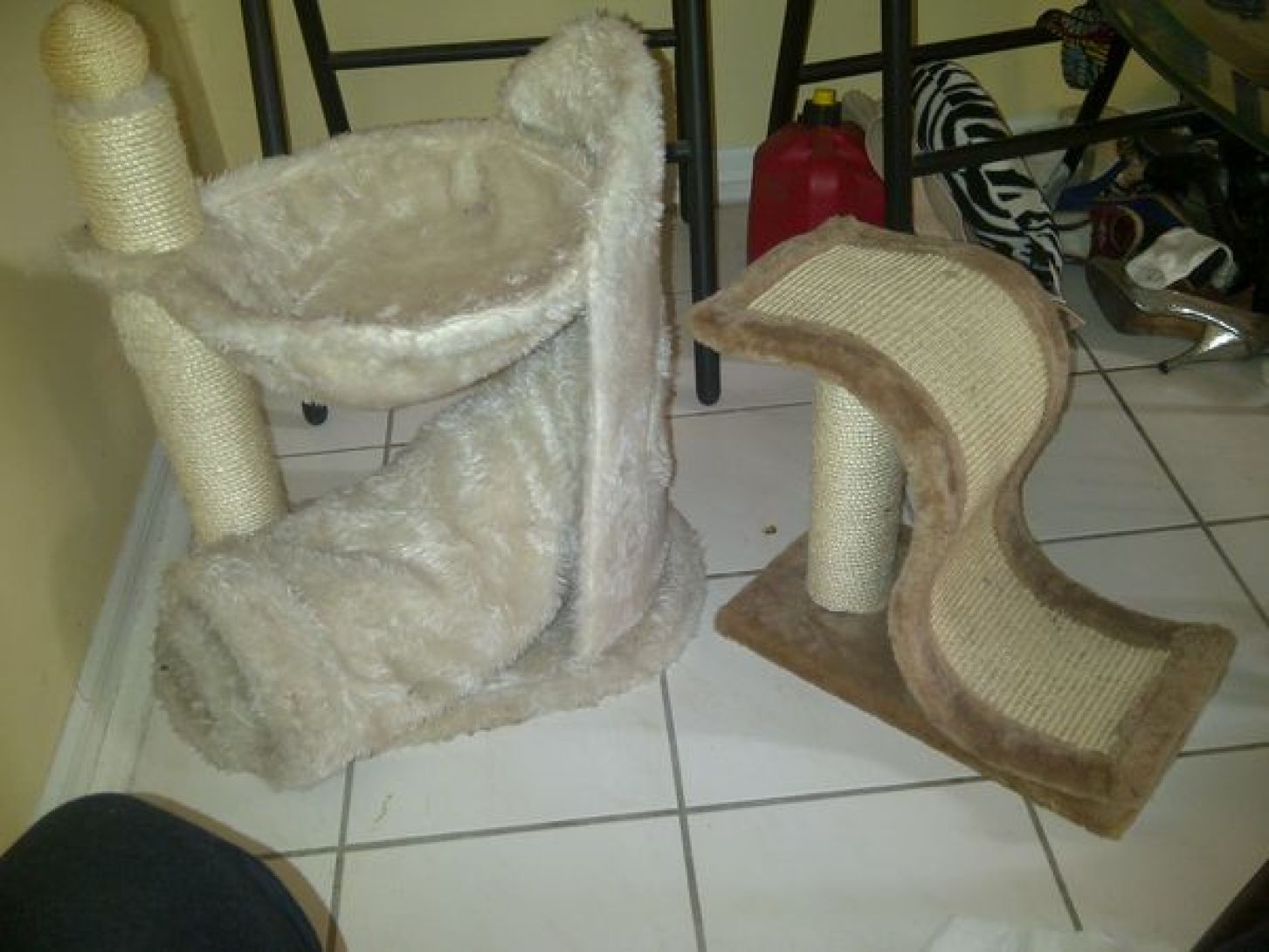 Cat scratching posts & play structures